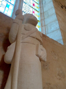 Statue de Saint-Jacques de Compostelle de l'église Saint-Germain d'Auxerre à Sorges et Ligueux en Périgord, sculpture de Fred Soula sculpteur en Dordogne